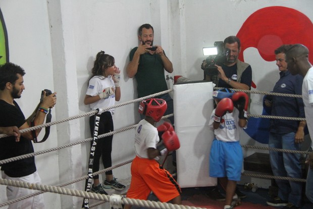 Malvino Salvador assiste a luta de boxe no Morro do Vidigal, no Rio (Foto: Daniel Delmiro/Agnews)