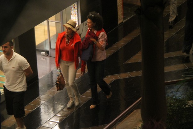 Christiane Torloni e Simone passeiam em shopping no Rio (Foto: Daniel Delmiro / AgNews)