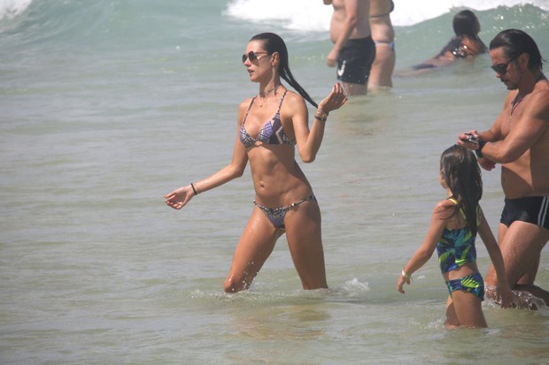 Alessandra Ambrósio e a filha Anja em praia de Florianópolis (Foto: Agnews)