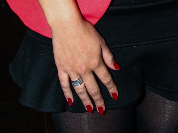 Detalhe do anel de Bruna Marquezine (Foto: Foto Rio News)