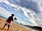 Cássio Reis posta foto do filho na praia: 'Menino do Rio'