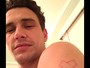 James Franco se corta e desenha coração no braço
