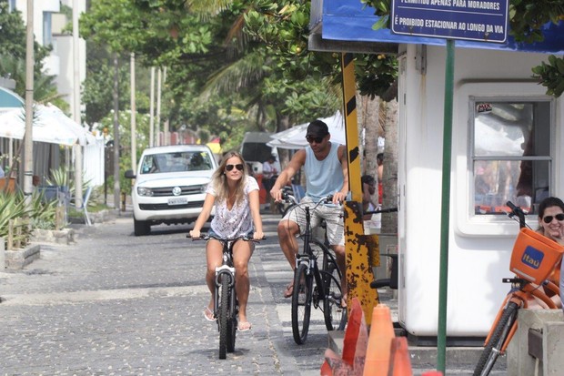 Fred e namorada no arpoador, RJ (Foto: J.Humberto / AgNews)