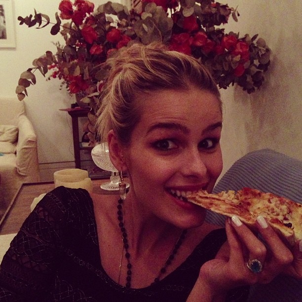 Yasmin Brunet saboreia um pedaço de pizza na madrugada (Foto: Reprodução/Instagram)