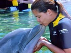 Nívea Stelmann beija golfinho em férias com o filho 