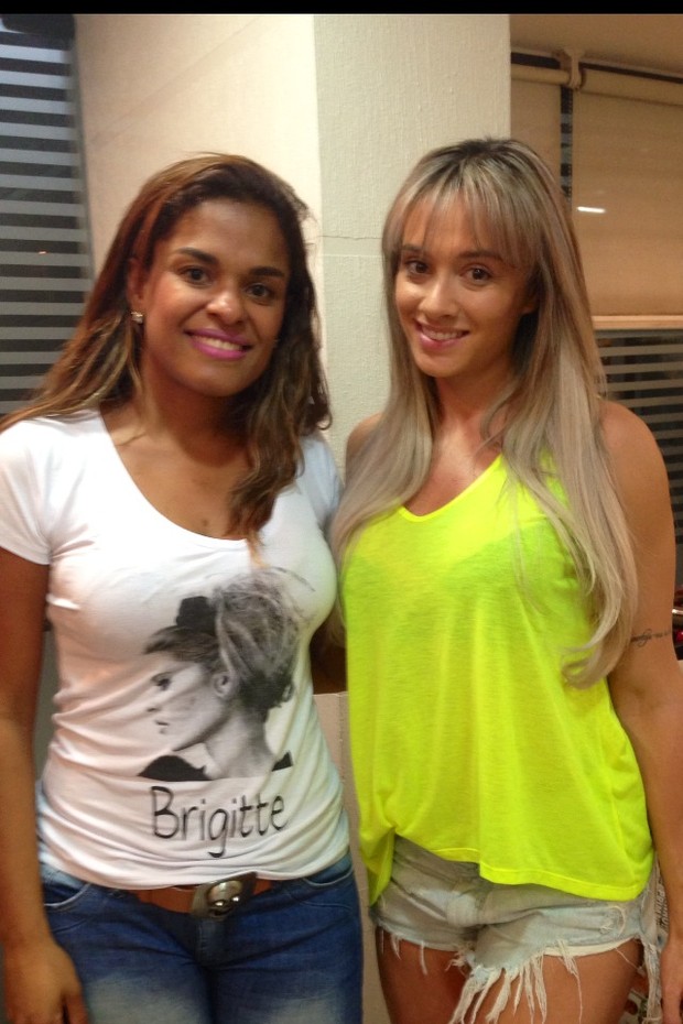 Juju Salimeni com a cabeleireira Viviane Siqueira em salão no Rio (Foto: Divulgação)