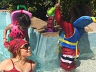Mariah Carey curte dia com os gêmeos na piscina