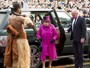 Rainha Elizabeth II usa look rosa pink e dá show de simpatia em Londres