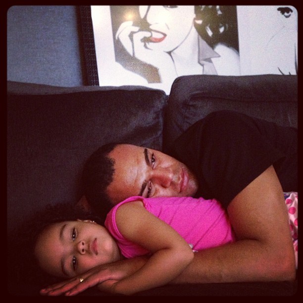 Jogador Denilson abraçado com a filha (Foto: Instagram / Reprodução)
