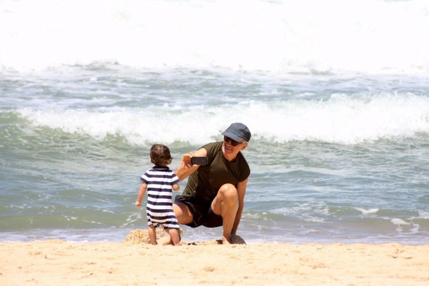 Marcos Caruso brinca com a neta na praia do Leblon (Foto: J.Humberto/AgNews)