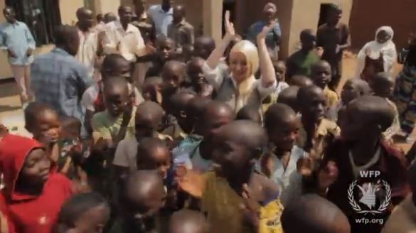 Christina Aguilera em Rwanda (Foto: Reprodução / Youtube)