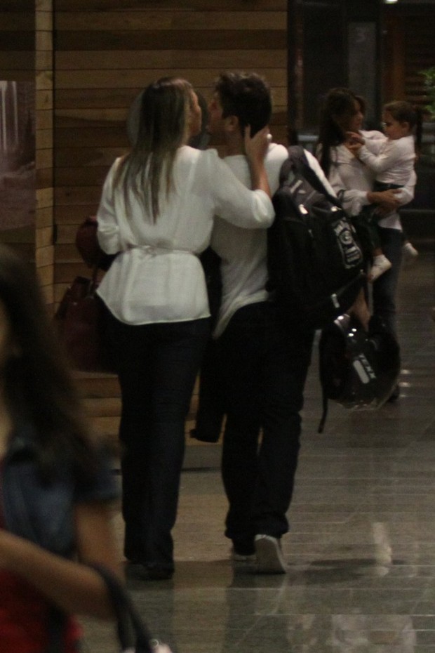 Daniel Rocha e namorada em shopping no RJ (Foto: Marcos Ferreira / FotoRioNews)