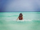 Luma Costa toma banho de mar em lua de mel nas Maldivas
