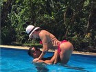 Juju Salimeni curte piscina com o noivo, Felipe Franco, e mostra corpão