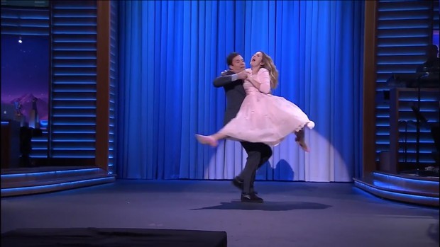 Drew Barrymore dançando com o Jimmy Fallon (Foto: Reprodução)