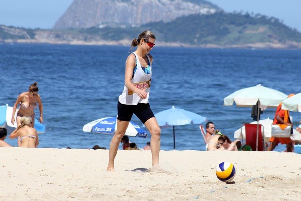 Fernanda Lima Joga Voley na Praia  (Foto: JC pereira/Agnews)