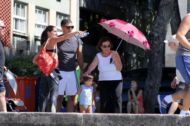 Eduardo Moscovis e Cynthia Howlett com a família (Foto: JC Pereira / AgNews)