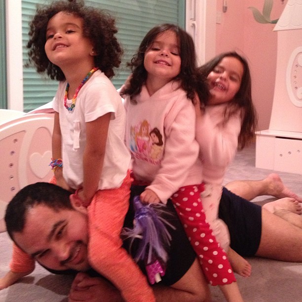 Luciano com as filhas e a sobrinha (Foto: Instagram / Reprodução)
