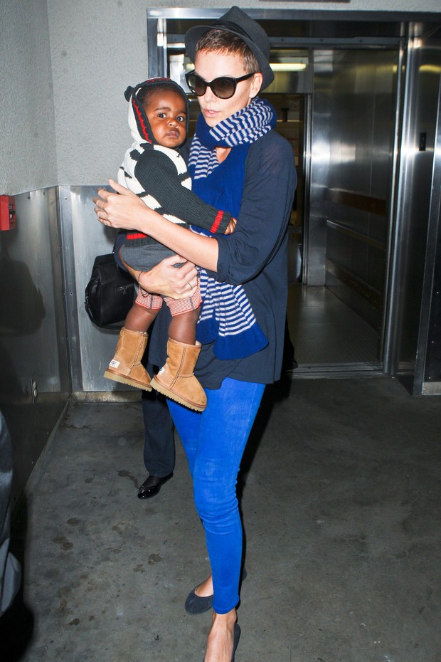 Charlize Theron com o filho, Jackson (Foto: Juliano-Twist/X17online.com)