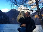 Ludmila Dayer troca beijos com o namorado na Noruega