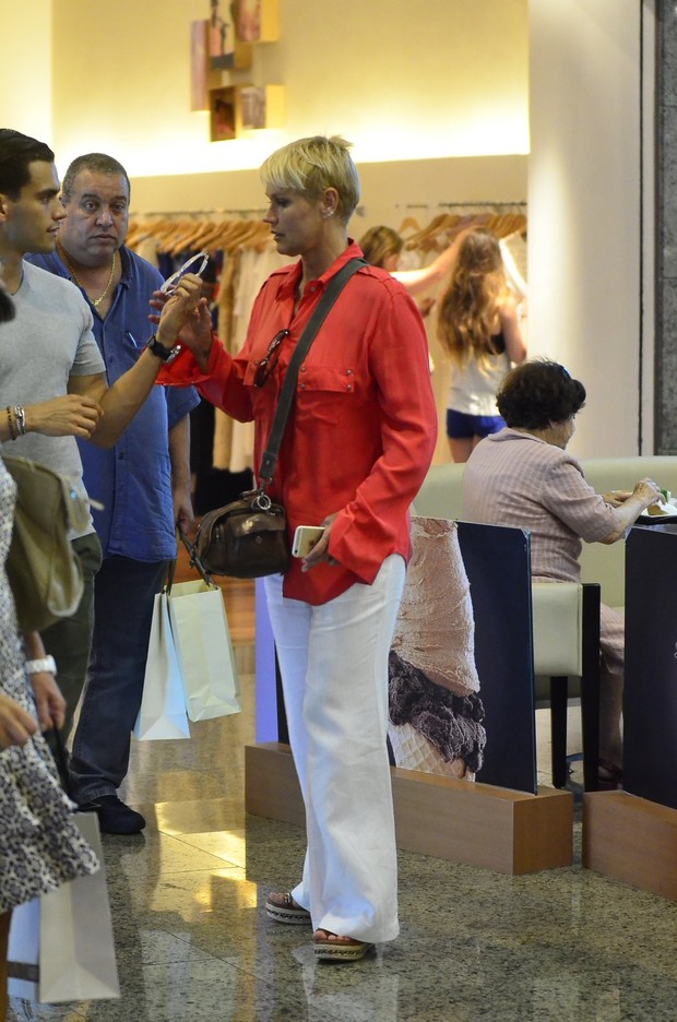 Xuxa no shopping (Foto: Henrique Oliveira / AgNews)