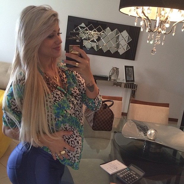Janaina Santucci posa exibindo a barriga de grávida (Foto: Instagram/ Reprodução)