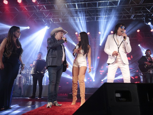 Simone e Simaria com Milionário e Marciano em show em São Paulo (Foto: Rafael Cusato/ Brazil News)