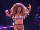 Lady Gaga faz show de biquíni, peruca e meia arrastão