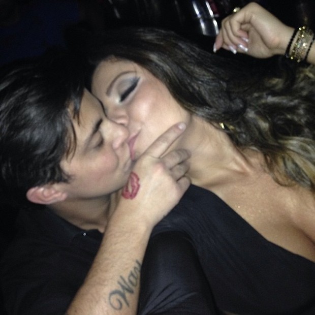 Thammy Miranda beija a namorada, Andressa Ferreira, em boate em São Paulo (Foto: Instagram/ Reprodução)