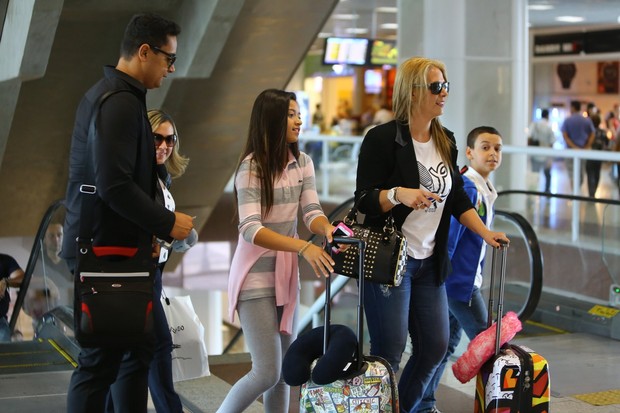 Carla Perez e família no aeroporto (Foto: Marcello Sá Barretto / Agnews)