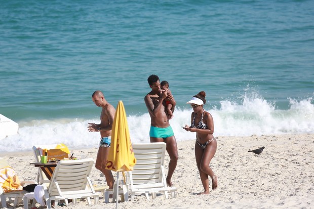 Diego Tardelli e Jô com as mulheres na praia (Foto: Dilson Silva / Agnews)
