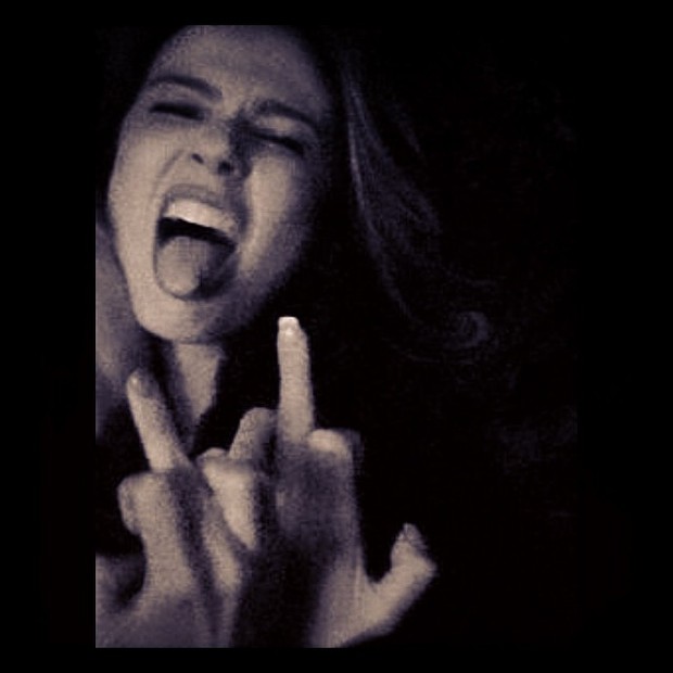 Luciana faz gesto obsceno (Foto: Reprodução/Instagram)
