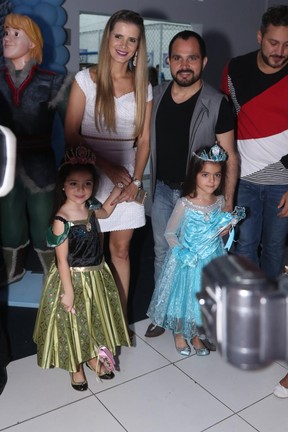 Luciano, Flavia e as filhas  (Foto: Marcelo Brammer e Thiago Duran / AgNews)