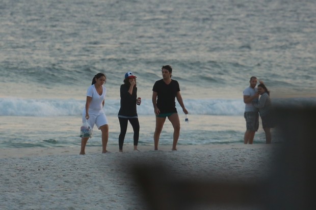 Vanessa Giacomo vai com seus filhos na praia da Barra da Tijuca (Foto: Dilson Silva/AgNews)