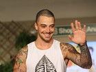 Felipe Titto desfila de regata e exibe braços tatuados