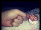 Tio babão, Kiko posta foto da mãozinha de filha de Leandro
