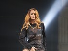 Rihanna começa show em Boston com três horas de atraso e é vaiada