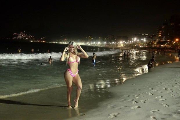 Thalita Zampirolli em banho noturno na praia do Arpoador, Zona Sul do Rio (Foto: Roberto Teixeira/EGO)