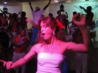 Letícia Spiller samba muito em festa de escola de samba