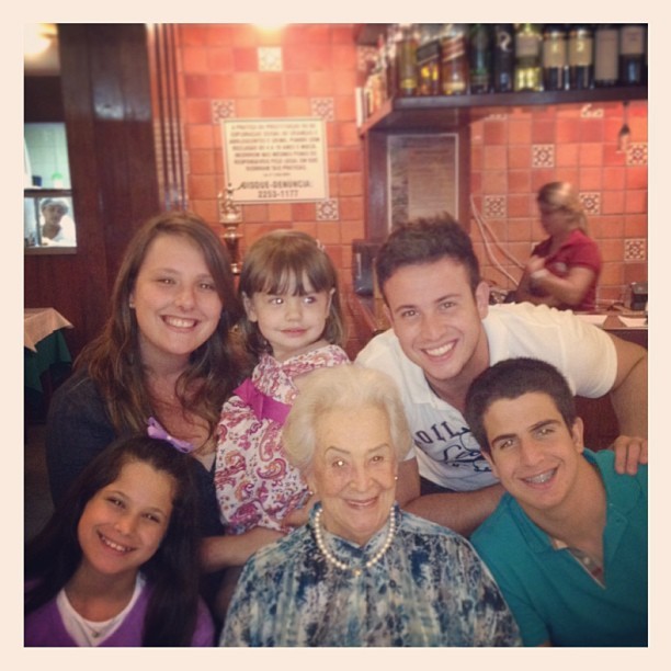 Enzo com a avó e os primos (Foto: Instagram/ Reprodução)
