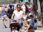 Cynthia Howlett passeia com o filho caçula pela orla do Rio