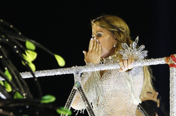 Zilu Godói passa Carnaval na praia e exibe boa forma em clique na web -  Quem