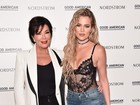 Khloe Kardashian usa body sexy em evento com a mãe, Kris Jenner