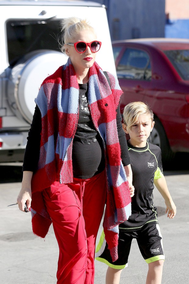 Gwen Stefani e o filho Kingston Rossdale em Los Angeles, nos Estados Unidos (Foto: AKM-GSI Brasil/ Splash News)