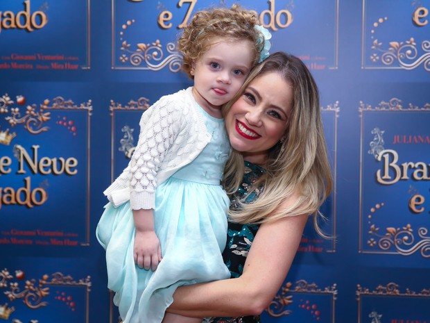 Juliana Baroni e a filha, Maria Eduarda, em estreia de peça em São Paulo (Foto: Manuela Scarpa/ Brazil News)
