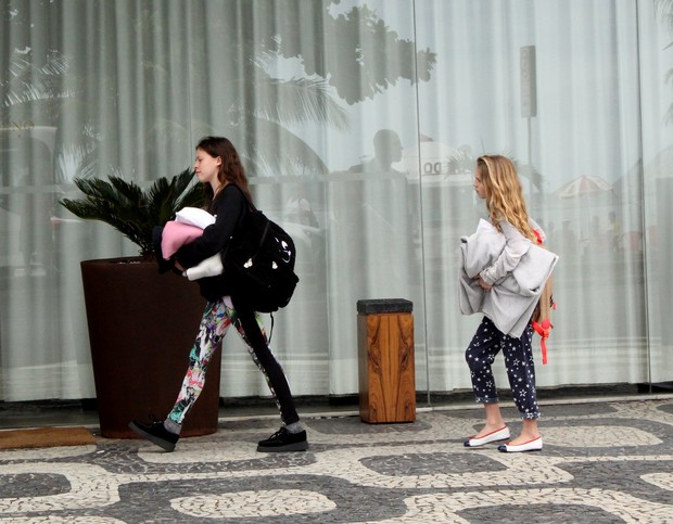 Kate Moss com a filha saindo do hotel  (Foto: Henrique Oliveira e J Humberto / AgNews)