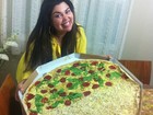 Fabiana Karla devora pizza gigante durante jogo: 'Lanchinho do intervalo'