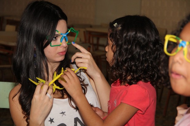 Sthefany Brito se diverte com uma das crianças (Foto: Cleomir Tavares/Divulgação)