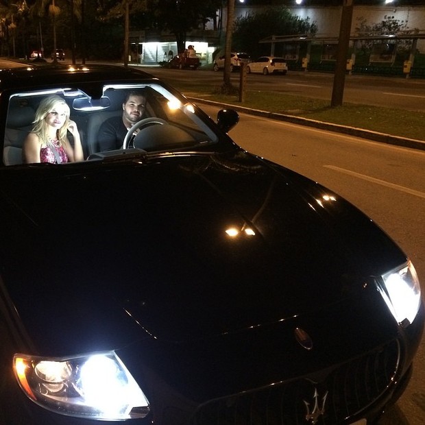 Diego Faria deixa casa dirigindo sua Masserati  (Foto: Reprodução/Instagram)