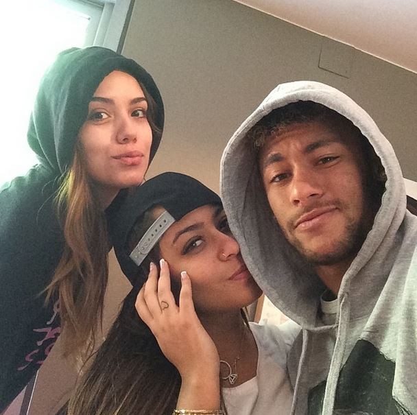 Neymar com a irmã, Rafaella (ao centro) e amiga (Foto: Instagram/Reprodução)